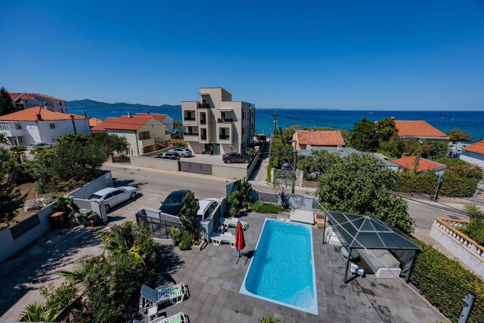 Crowonder Lucky Holiday House With Pool And Patio 30 Meters From The Beach ザダル エクステリア 写真