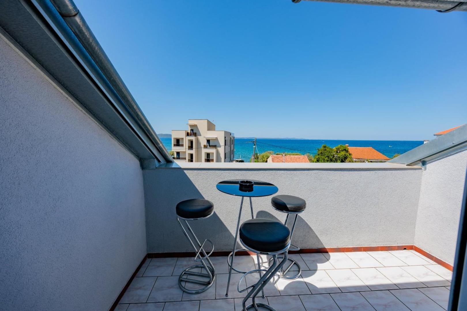 Crowonder Lucky Holiday House With Pool And Patio 30 Meters From The Beach ザダル エクステリア 写真