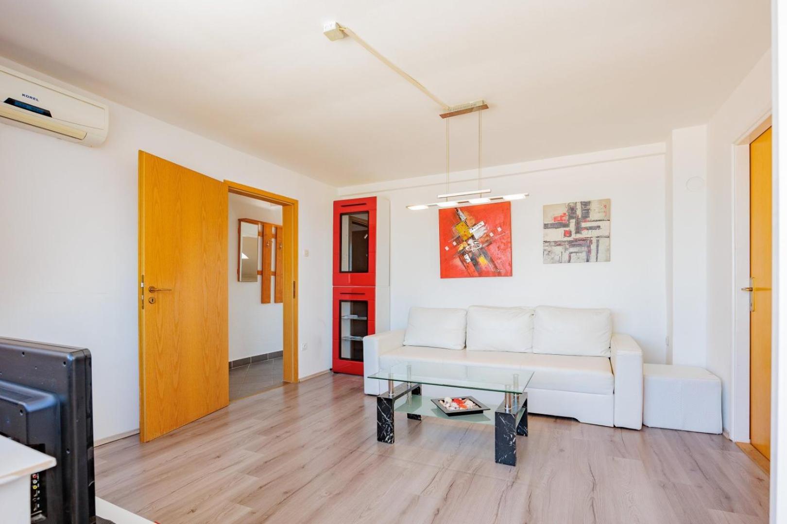 Crowonder Lucky Holiday House With Pool And Patio 30 Meters From The Beach ザダル エクステリア 写真