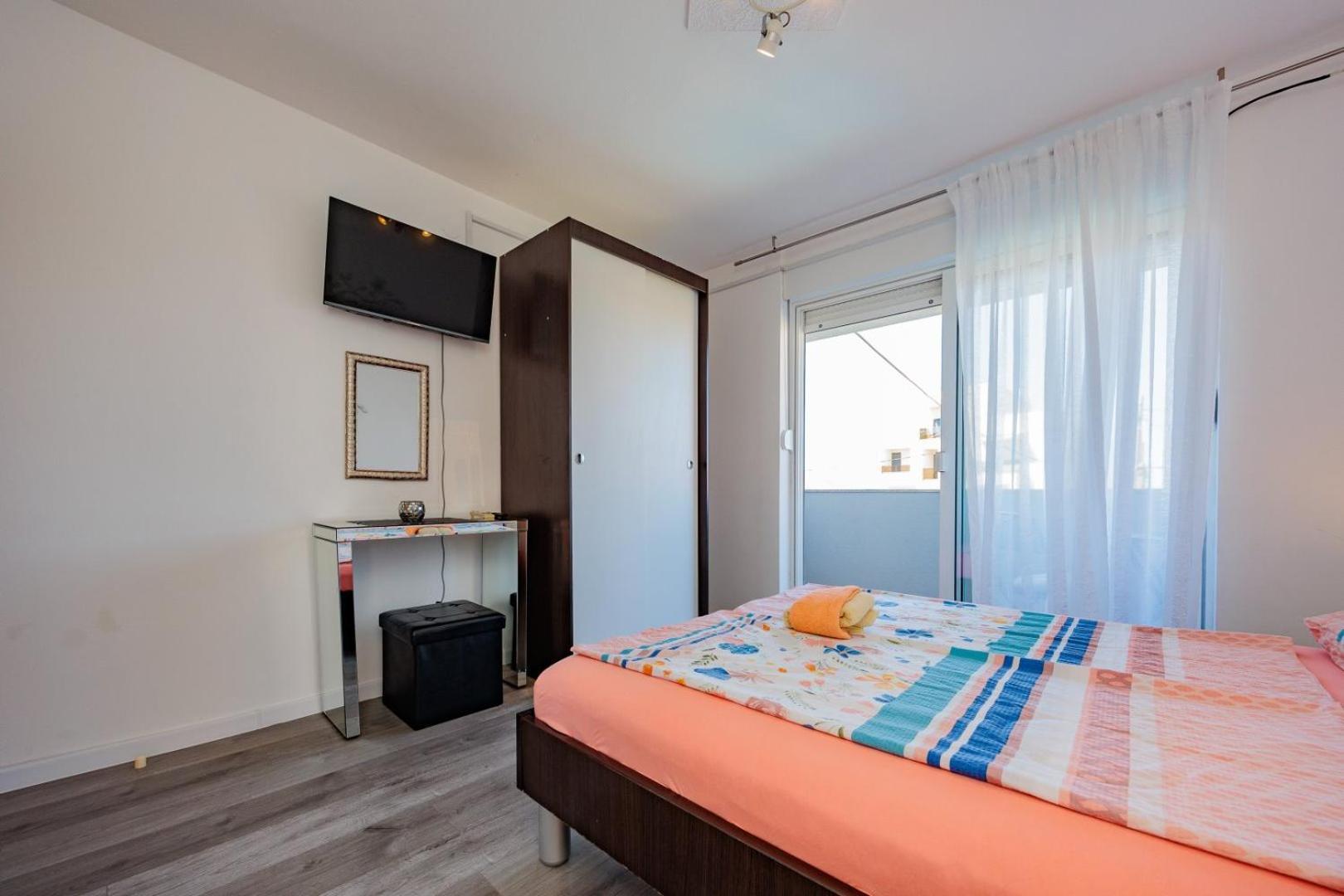Crowonder Lucky Holiday House With Pool And Patio 30 Meters From The Beach ザダル エクステリア 写真