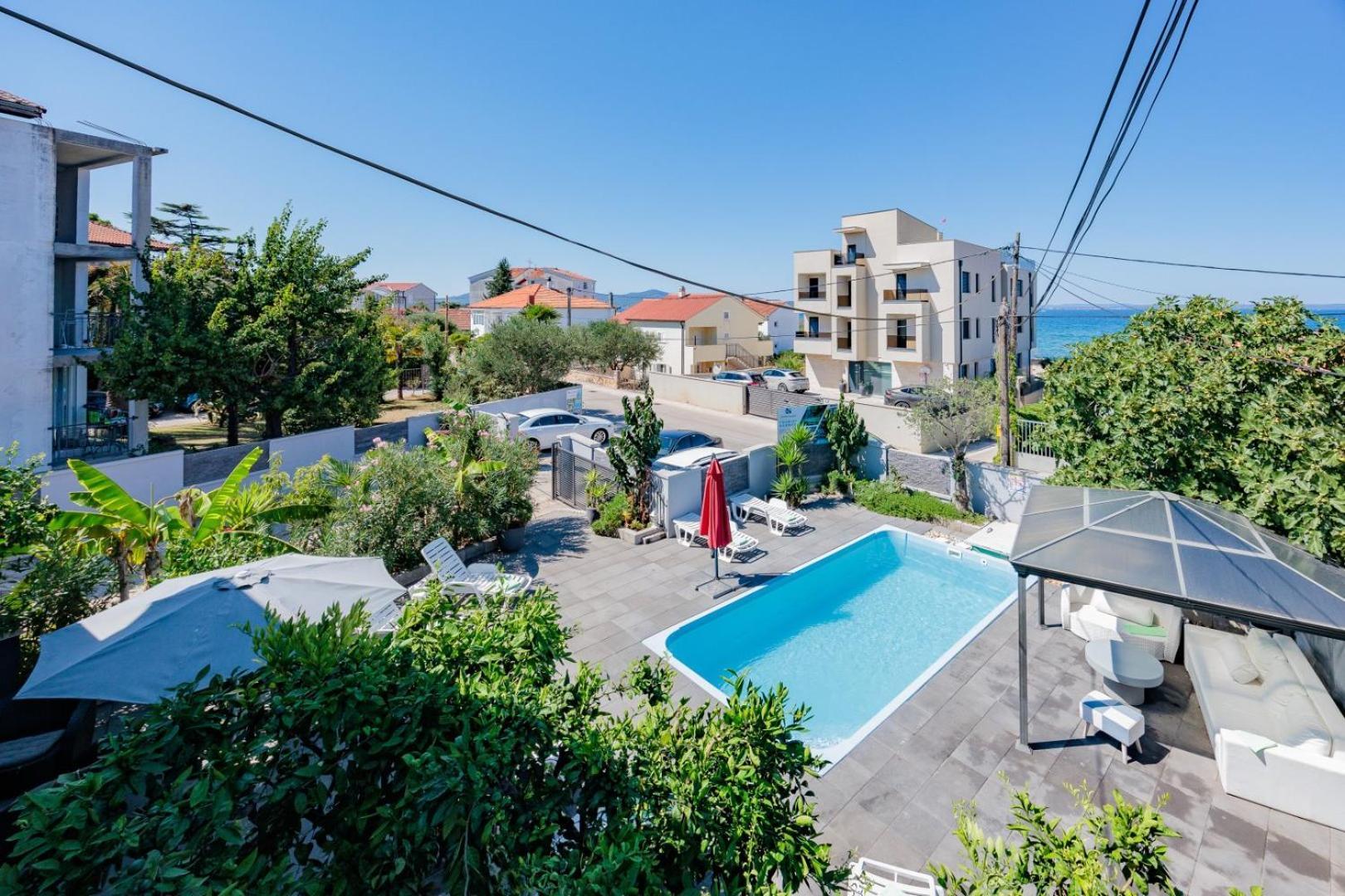 Crowonder Lucky Holiday House With Pool And Patio 30 Meters From The Beach ザダル エクステリア 写真
