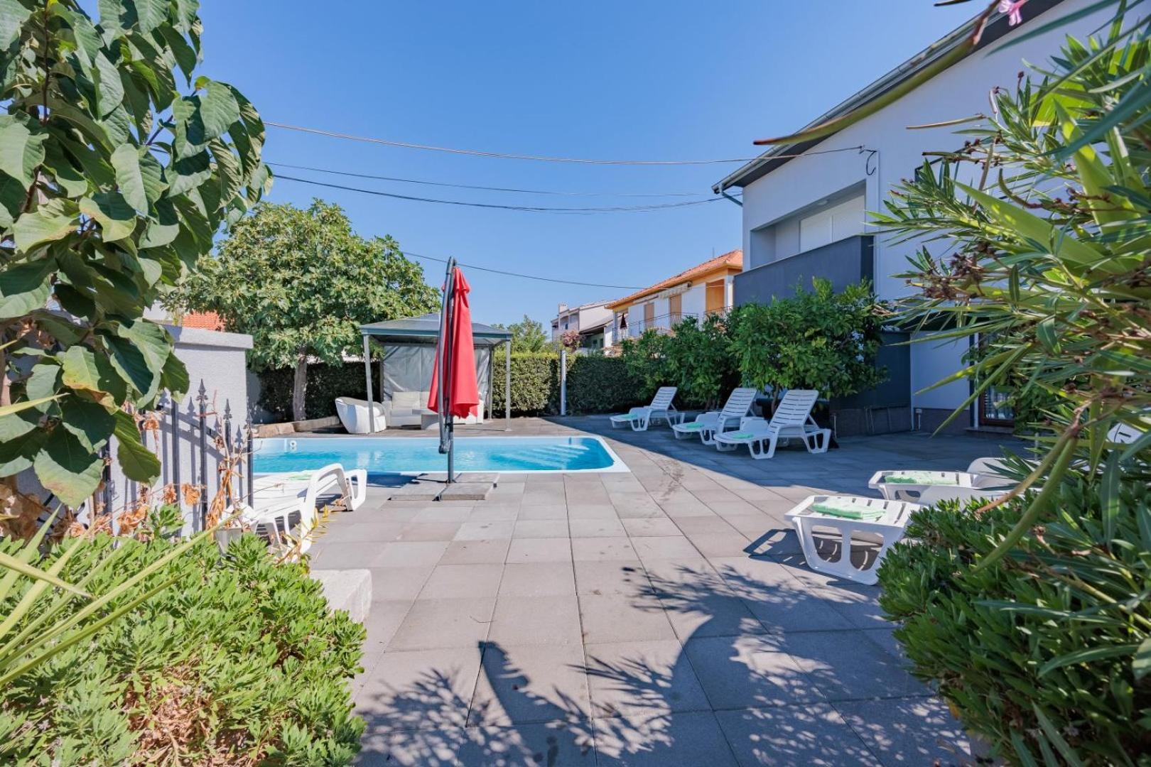Crowonder Lucky Holiday House With Pool And Patio 30 Meters From The Beach ザダル エクステリア 写真
