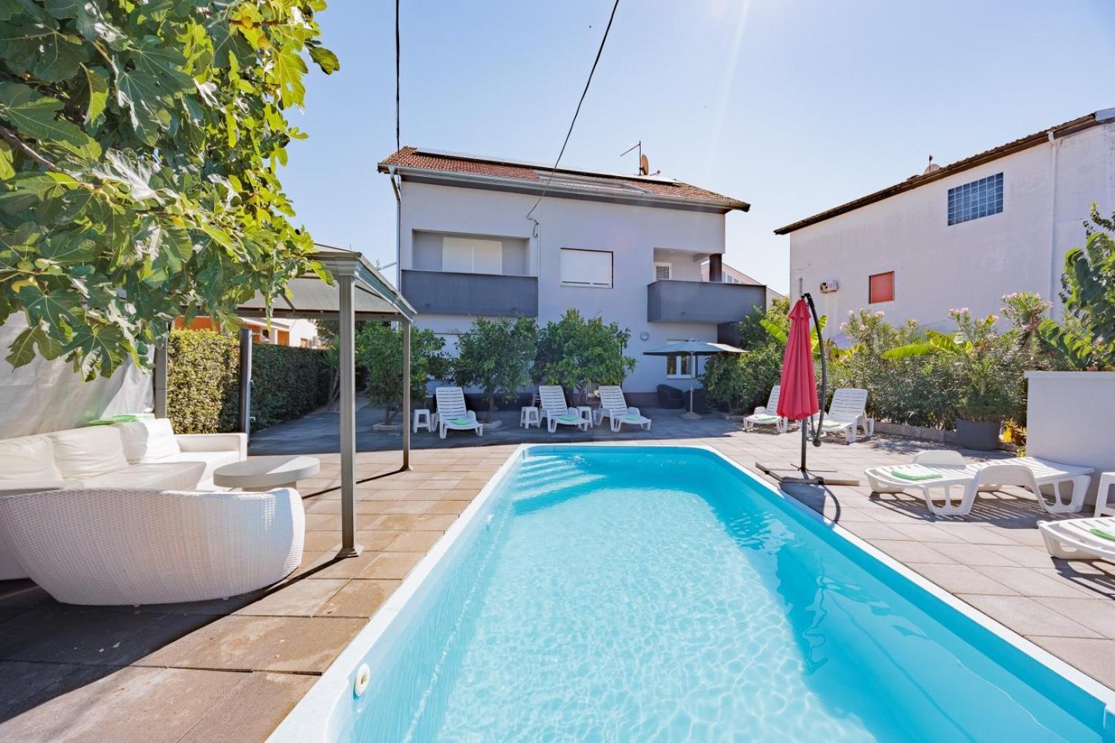 Crowonder Lucky Holiday House With Pool And Patio 30 Meters From The Beach ザダル エクステリア 写真