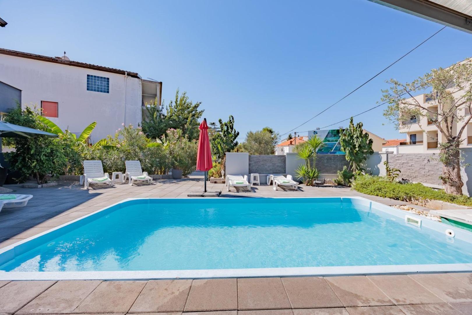 Crowonder Lucky Holiday House With Pool And Patio 30 Meters From The Beach ザダル エクステリア 写真
